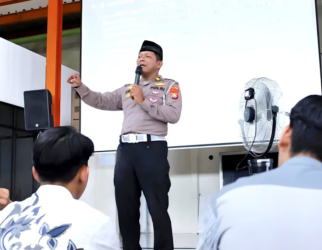 Polres Nganjuk Gelar Sosialisasi Tatib Lalu Lintas Pada Santri LDII di Ponpes Al Ubaidah Kertosono