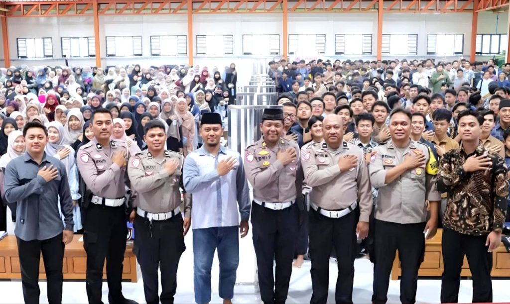 Polres Nganjuk Gelar Sosialisasi Tatib Lalu Lintas Pada Santri LDII di Ponpes Al Ubaidah Kertosono