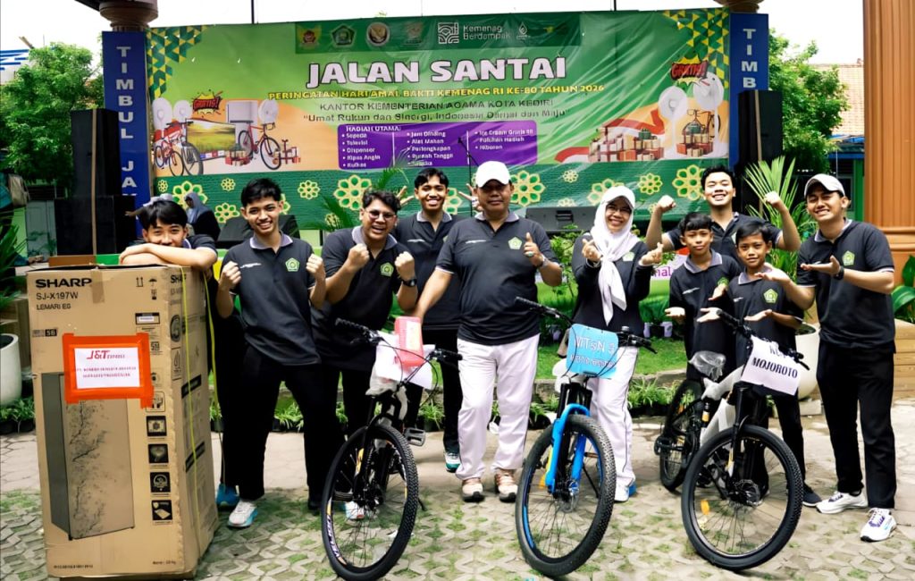 Peringati HAB Ke-80 Kemenag, Wali Kota Kediri Berangkatkan Ribuan Peserta Jalan Santai