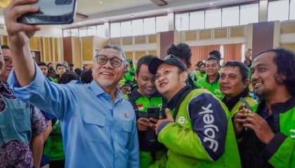 Menko Pangan Bagikan Sembako Murah untuk Ratusan Ojol di Surabaya