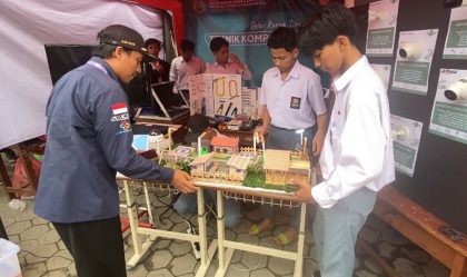 Siswa SMK Budi Utomo Jombang tunjukkan replika hasil karyanya di ajang Gelar Karya dan Ekspo di halaman ponpes Gadingmangu Perak