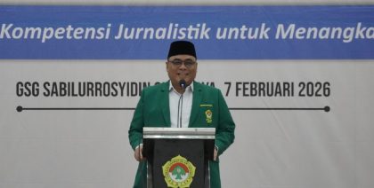Ketua DPW LDII Jawa Timur Moch. Amrodji Konawi menyampaikan sambutan dalam Pelatihan Jurnalistik di GSG Sabilurrosyidin, Surabaya, Sabtu (7/2/2026), dengan menegaskan peran jurnalis dalam menyampaikan informasi yang benar dan berimbang. Foto: Dok. LINES Jatim