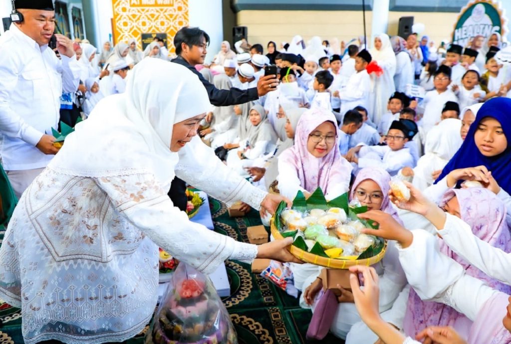 Gubernur Khofifah Indar Parawansa mengimbau masyarakat untuk memperkuat kesalehan sosial serta melakukan pembersihan hati