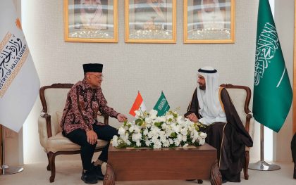 Pemerintah Indonesia melalui Kementerian Haji dan Umrah (Menhaj) mempertegas komitmennya dalam memprioritaskan perlindungan bagi jamaah lanjut usia serta jamaah dengan risiko tinggi pada penyelenggaraan Haji 1447 H. Upaya ini dilakukan melalui penguatan standar istithaah kesehatan yang ketat serta optimalisasi skema manajemen mobilitas di Tanah Suci. Hal ini disampaikan dalam forum Saudi–Indonesian Umrah Co Exchange di Makkah (16/02/2026).