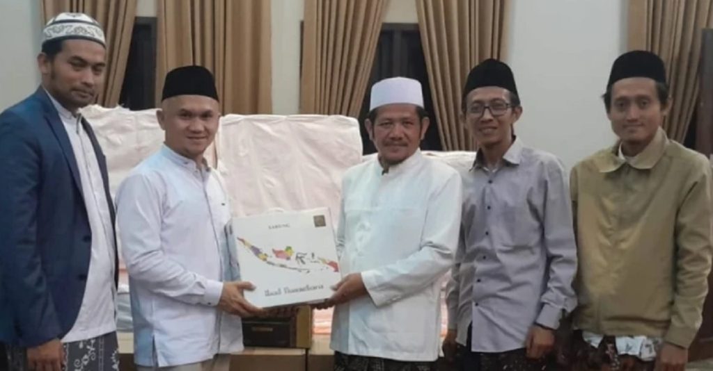 Wakil Sekretaris RMI PBNU Muhammad Iqbal, Sekretaris RMI PBNU Ulun Nuha, Pengasuh Pondok Pesantren Al 'Adalah KH M Tasrifin Salim, dan keluarga (kiri ke kanan).