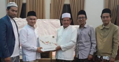Wakil Sekretaris RMI PBNU Muhammad Iqbal, Sekretaris RMI PBNU Ulun Nuha, Pengasuh Pondok Pesantren Al 'Adalah KH M Tasrifin Salim, dan keluarga (kiri ke kanan).