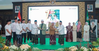 Bupati Warsubi, S.H., M.Si., bersama Wakil Bupati Salmanudin, S.Ag., M.Pd., menggelar doa bersama dan tasyakuran sederhana di Pendopo Kabupaten Jombang pada Jumat (20/2/2026) sore