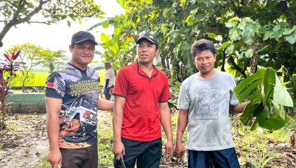 Ketua PAC LDII Karangwinongan (Kiri) bersama Ketua RT dan warga dusun Karangmenjangan bergotong royong membersihkan area makam umum (15/02).Foto:Istimewa