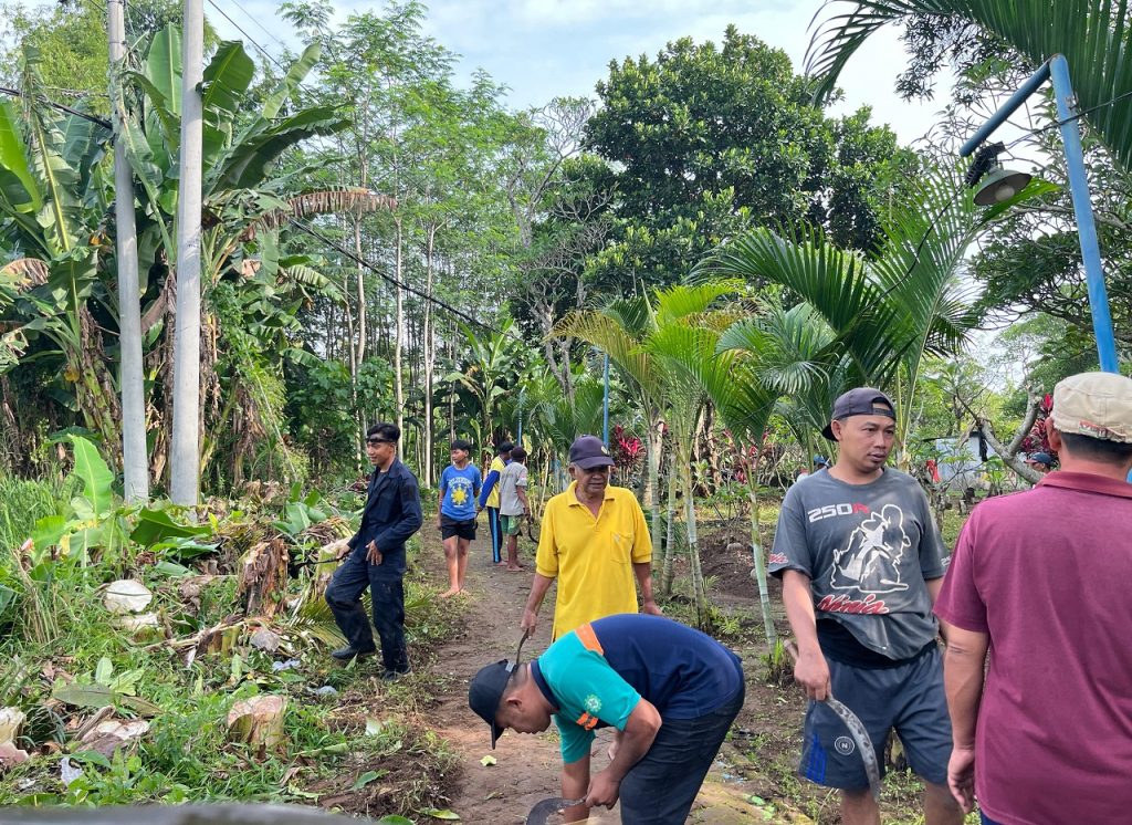 warga LDII Karangwinongan bersinergi dengan warga Dusun Karangmenjangan melaksanakan kegiatan gotong royong di area makam umum desa setempat. Kegiatan yang berlangsung pada Minggu (15/02/2026) mulai pukul 07.00 WIB