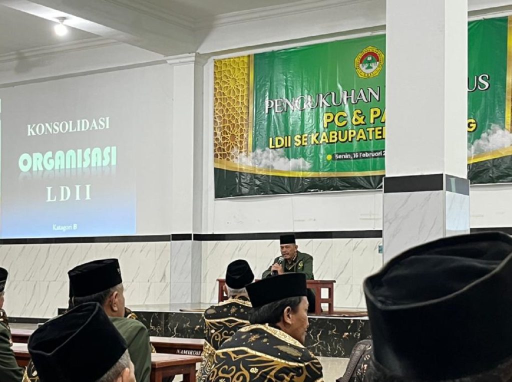 Dewan Pimpinan Daerah Lembaga Dakwah Islam Indonesia (DPD LDII) Kabupaten Jombang menggelar pengukuhan dan pembekalan pengurus Pimpinan Cabang (PC) serta Pimpinan Anak Cabang (PAC) masa bakti 2026–2031 pada Senin (16/2) di Aula LDII Juning, Kecamatan Mojoduwur