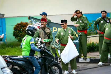 Wujud Kepedulian, PERSINAS ASAD Tebar Seribu Paket Takjil di Kawasan TMII