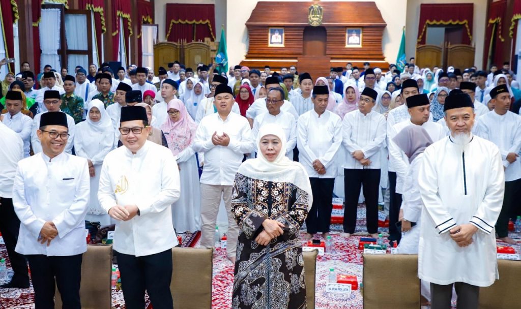 Kepala Kantor Wilayah Kementerian Agama Jatim, Akhmad Sruji Bahtiar, menghadiri kegiatan Buka Puasa Bersama yang diselenggarakan oleh Gubernur Jawa Timur di Gedung Negara Grahadi, Surabaya, pada Senin (23/2)