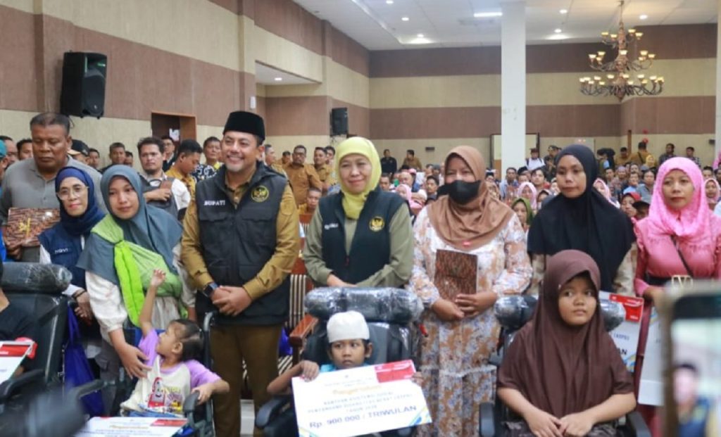 Gubernur Jawa Timur Hj. Khofifah Indar Parawansa menyerahkan berbagai bantuan sosial (bansos) tahun 2026 di Kabupaten Probolinggo, Senin (23/2/2026) di Auditorium Madakaripura Bupati Probolinggo.