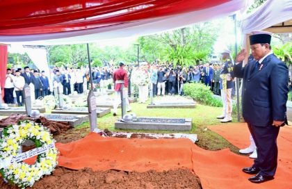 Presiden Prabowo pimpin langsung upacara pemakaman almarhum Try Sutrisno, Wakil Presiden ke-6 Republik Indonesia di Taman Makam Pahlawan Nasional Utama (TMPNU) Kalibata, Jakarta, pada hari Senin 2/3/2026