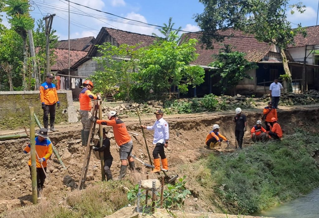 Pemkab Jombang dan Warga Gotong Royong Tangani Darurat Tanggul Jebol di Desa Pojok Klitih