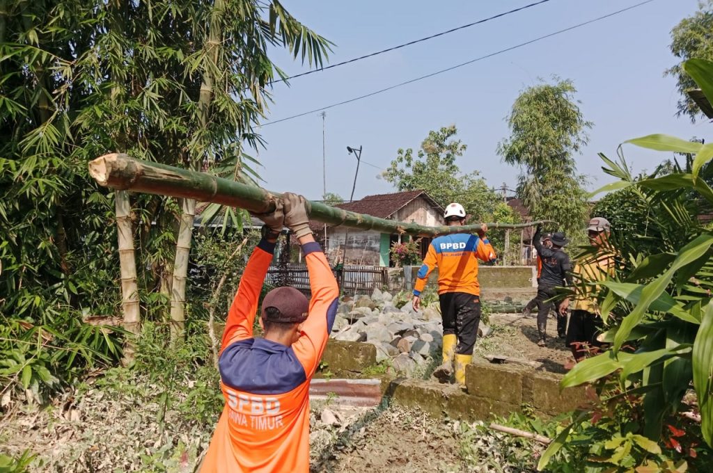 Masyarakat setempat bersama jajaran Pemerintah Kabupaten (Pemkab) Jombang menggelar aksi kerja bakti massal pada Rabu, 1 April 2026