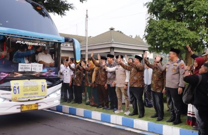 Bupati Jombang Warsubi secara resmi melepas jemaah haji yang tergabung dalam Kelompok Terbang (Kloter) 60 dan 61 untuk menunaikan rukun Islam kelima di Tanah Suci