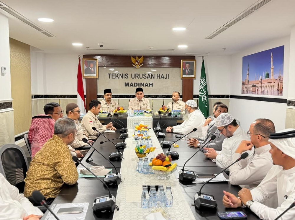 Kementerian Haji dan Umrah (Kemenhaj) Republik Indonesia secara konsisten berupaya meningkatkan standar pelayanan bagi jemaah, khususnya pada sektor logistik pangan. Melalui Panitia Penyelenggara Ibadah Haji (PPIH) Arab Saudi, pemerintah menggelar pertemuan strategis dengan pihak dapur penyedia konsumsi di Madinah pada Kamis (7/5/2026) guna memastikan kesiapan dan kualitas santapan bagi jemaah Haji 2026