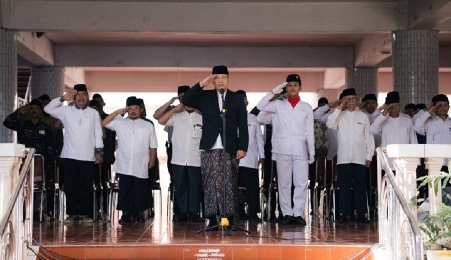 Wakil Ketua Pondok Pesantren Wali Barokah Kota Kediri Agung Riyanto memimpin upacara HSN 2026. Foto: LINES.