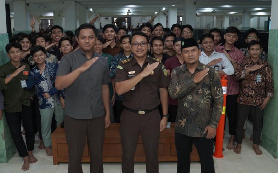 Kejari Nganjuk Gelar Penyuluhan Hukum dan Bela Negara di Ponpes Al Ubaidah Kertosono