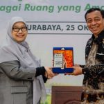 Kepala Bidang Perlindungan dan Pemenuhan Hak Anak DP3AK Jatim R. Hari Chandra Noviyanto (kanan) menerima cendera mata dari Wanita LDII Jawa Timur dalam seminar perlindungan anak di ruang digital, Surabaya, Minggu (25/10/2026). Foto: LINES Jatim