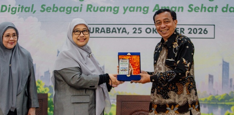 Kepala Bidang Perlindungan dan Pemenuhan Hak Anak DP3AK Jatim R. Hari Chandra Noviyanto (kanan) menerima cendera mata dari Wanita LDII Jawa Timur dalam seminar perlindungan anak di ruang digital, Surabaya, Minggu (25/10/2026). Foto: LINES Jatim